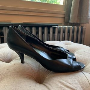 Black size 10 Nine West leather pumps